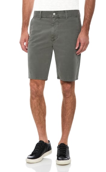 Rongzhiyue: Man in gray shorts