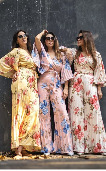 Rongzhiyue: Women in floral jumpsuits