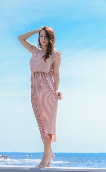 Rongzhiyue: Woman in pink pleated dress