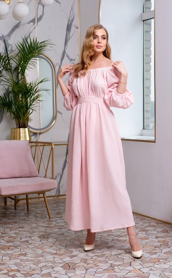 Rongzhiyue: Woman in flowing pink dress