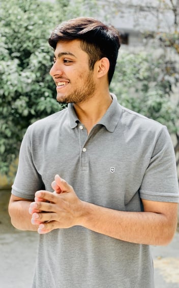 Rongzhiyue: Man in gray polo shirt