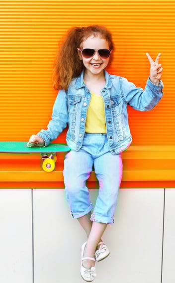 Rongzhiyue: Girl with skateboard smiling