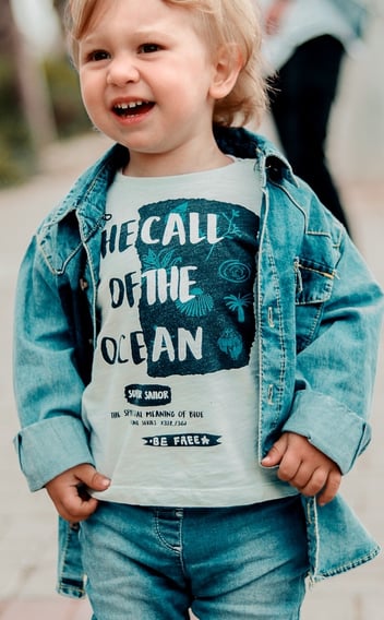 Rongzhiyue: Child in denim jacket and pant