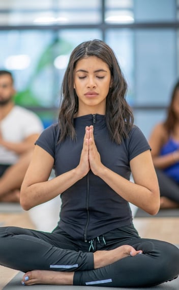 Rongzhiyue: Woman meditating in black activewear