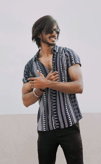 Rongzhiyue: Man in stylish patterned shirt