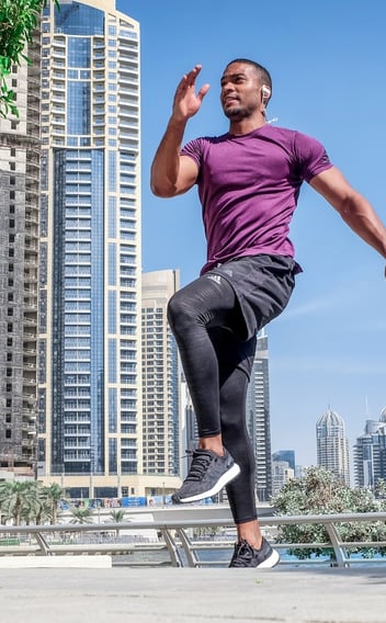 Rongzhiyue: Man exercising in activewear