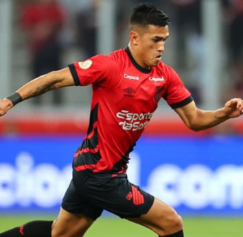 Cuello em campo pela equipe paranaense em 2024.