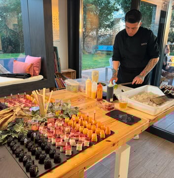 un chef de Rollo Privado fent un showcooking en directe per un esdeveniment