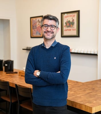 Portrait du fondateur de Chanoki debout dans sa boutique