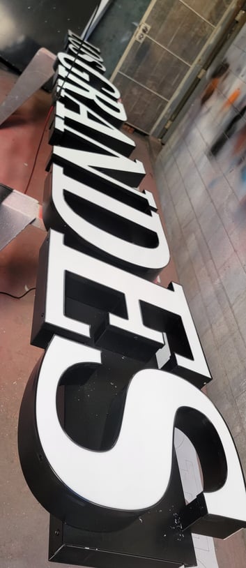 a large sign that says 'Los Grandes'