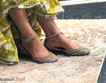 Handcrafted Floral Punjabi Jutti