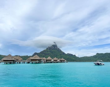 Hôtel sur pilotis à Bora avec vue sur le Mont Otemanu
