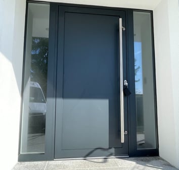 Une porte avec une grande vitre noir moderne
