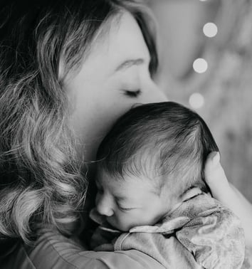 Câlin tendre entre maman et bébé – photo naissance en noir et blanc Gard