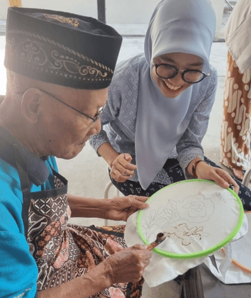 batik with elderly, kegiatan demensia, dementia care, bright dementia