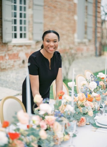 portrait wedding planner devant table de mariage a toulouse