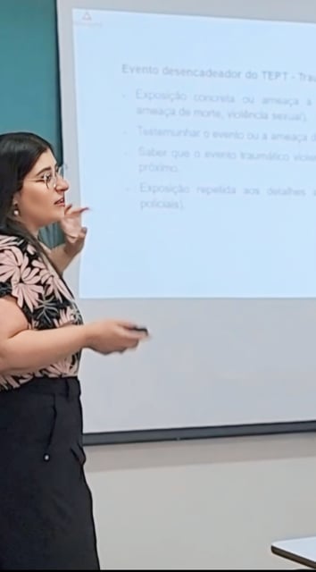 Foto da psicóloga apresentando seu artigo científico