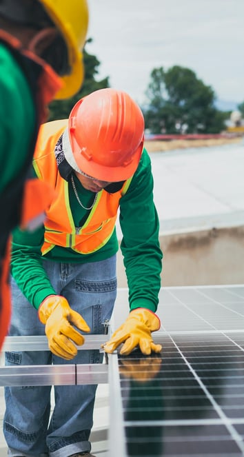 operaio di equipe home che installa i pannelli fotovoltaici a Padova