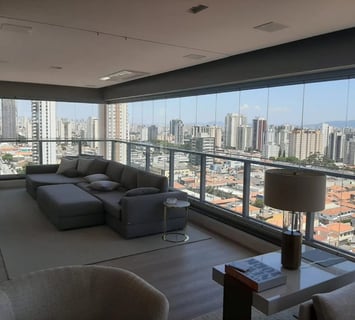 Painéis de vidro abertos, mostrando versatilidade do sistema