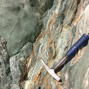 Métabasaltes à actinolites intercalés avec des schistes. ©C.Coutin, Meria, Haute-Corse