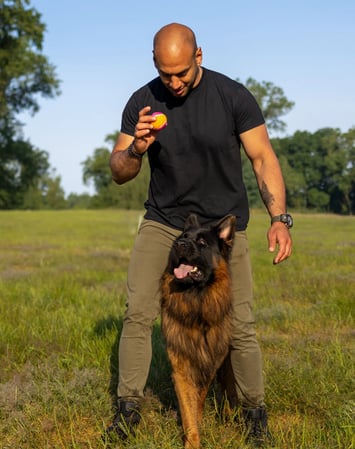 Khaled Diab beim Training mit seinem Schäferhund