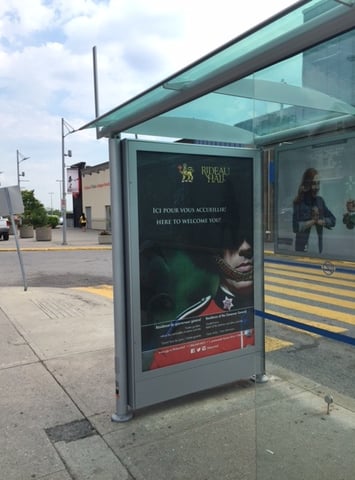 affiche dans un abris-bus