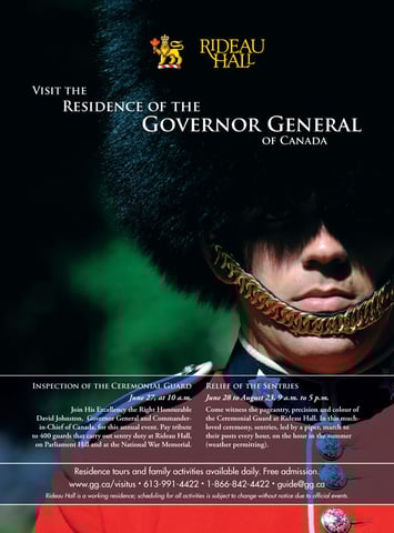un homme en uniforme rouge avec un grand chapeau noir et un manteau rouge