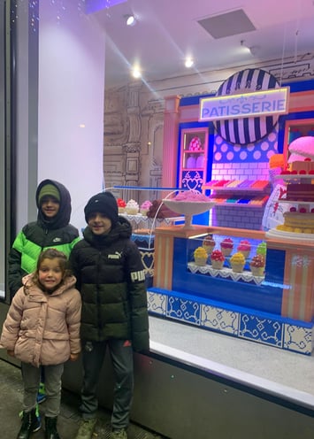 Tienda lego paris les halles podemos ver una pasteleria montada con legos