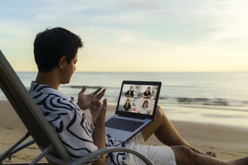 Homme en télétravail au bord de la mer