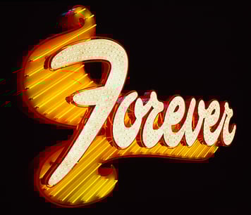 photo du panneau luminescent Forever pour présenter l'article de blog "A découvrir "Forever sixties"