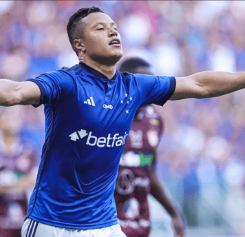 Marlon em campo pela equipe do Cruzeiro.