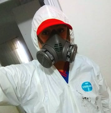 técnico com roupa protetora para dedetização