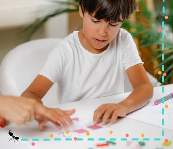 Niño resuelve tareas del test WISC-V infantil acompañado por profesional en evaluación cognitiva.