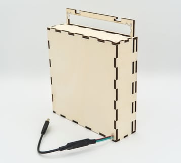 Holzkasten seitlich von hinten, mit einem Kabel, Rahmen steht hoch