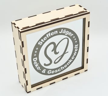 Holzkasten mit einem Spiegel, auf dem Spiegel ist das Logo dieser Webseite vorhanden