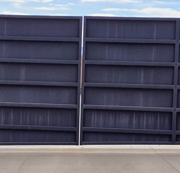 Inferior Painted metal gate with corrosion