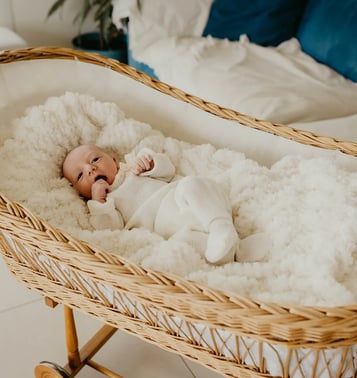 Bébé dans couffin en osier – photo naissance à domicile Gard