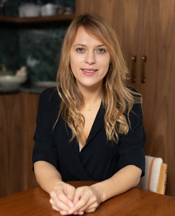 Portrait de Natalia Wronska architecte d’intérieur à Paris, spécialisée dans le design haut de gamme