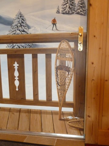 Trompe-l'oeil sur porte de service. Faux bois, paysage neige peint, raquettes ancienne, barrière