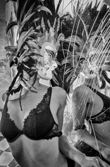 belle jeune femme en sous vêtements avec un masque vénitien devant un miroir brisé  