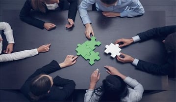 Diversidad de perspectivas durante una sesión de focus group para comprender mejor el mercado objetivo