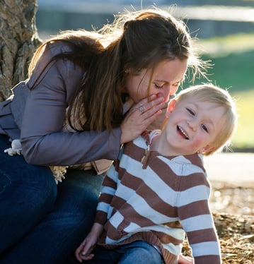 una mujer y un niño sonriendo