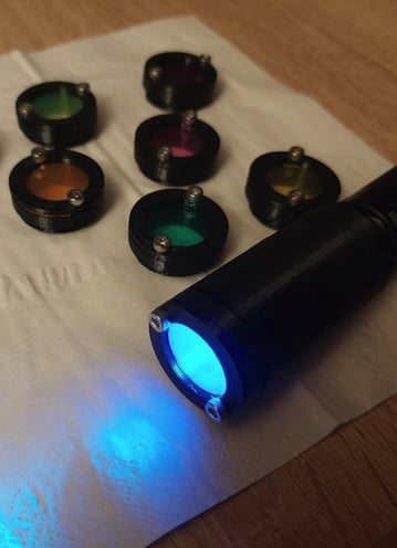 Taschenlampe mit auswechselbaren bunten Aufsätzen