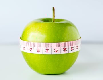 pomme verte et mètre ruban pour amincissement