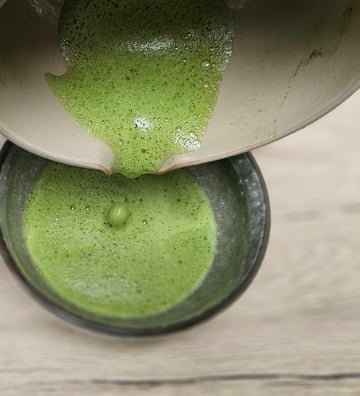 Préparer le Thé Matcha traditionnel : Les étapes 4 Matcha latte artistique avec lait végétal