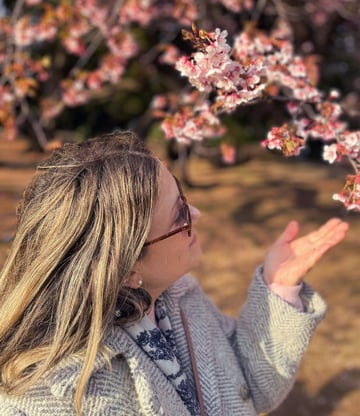 Julie Gachet Mitrovic smiling outdoors – coach specializing in Positive Psychology and embodiment