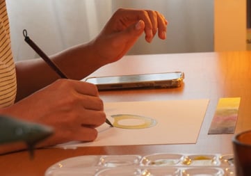 Leile fazendo uma pintura com foco no gestual