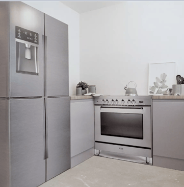 Du mobilier en cartons pour un Home Staging bleuffant