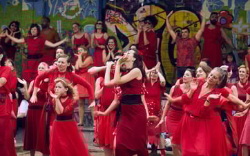People in red dresses dancing at Görlitzer Park.