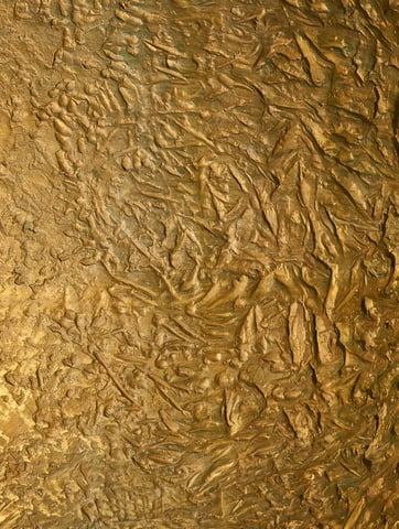 Texture d’or martelé symbolisant la valeur, la structure et la profondeur du soin énergétique